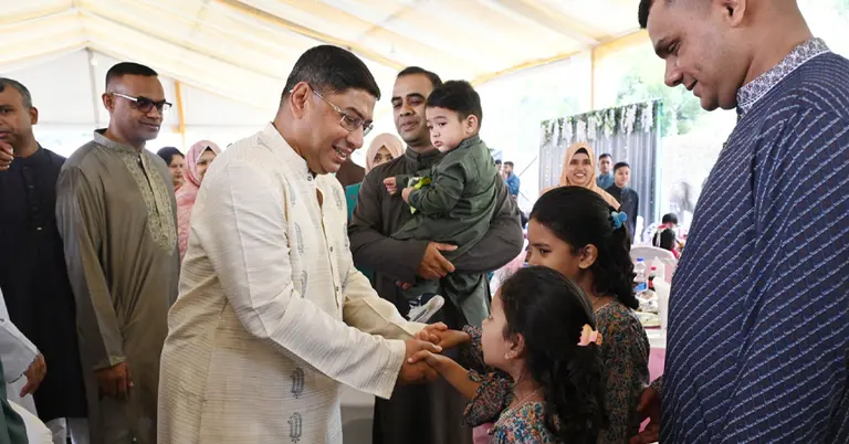 সেনাপ্রধান ওয়াকার-উজ-জামান ঈদ শুভেচ্ছা বিনিময় করছেন